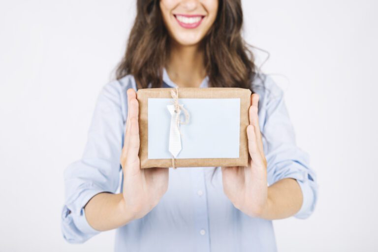 crop-woman-showing-present | HOVARLAY - Hovarlay crop-woman-showing-present | HOVARLAY