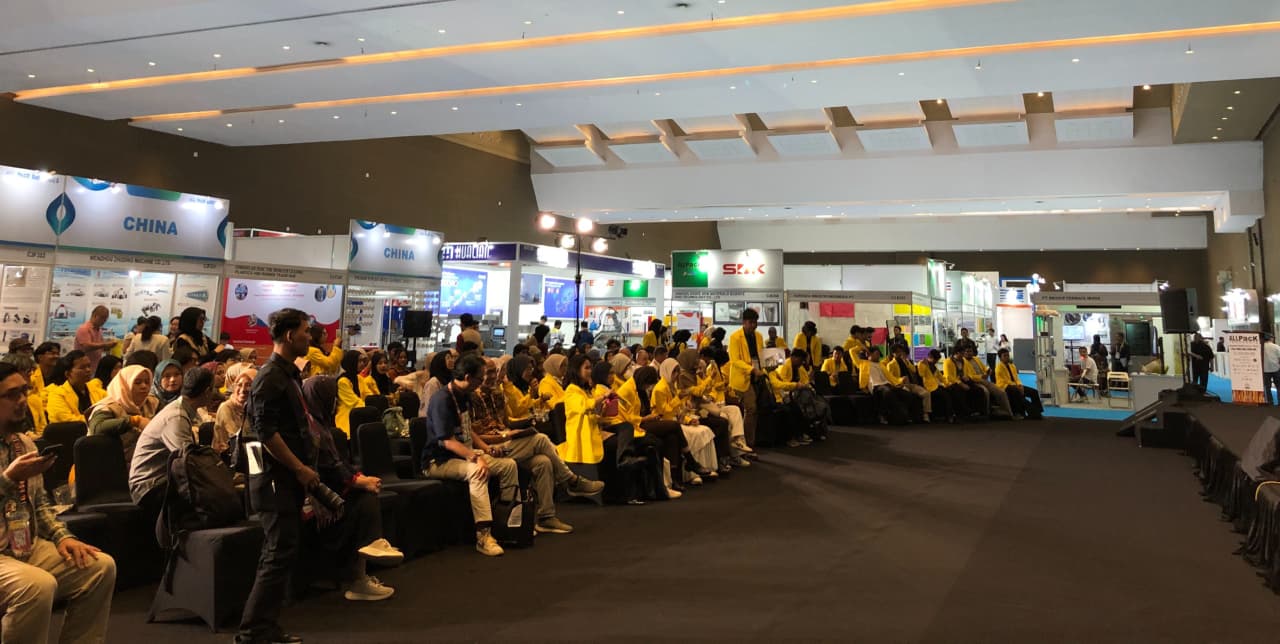 Students being introduced to HOVARLAY’s no-code AR platform during a hands-on workshop.