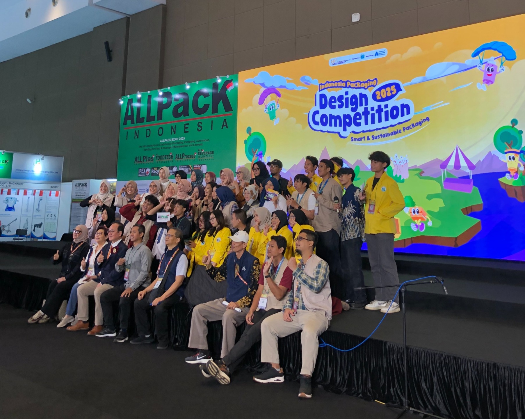 Students using HOVARLAY AR to bring smart & sustainable packaging concepts to life in a nationwide contest.