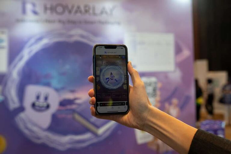 HOVARLAY Augmented Reality No Apps, Available for Smartphone