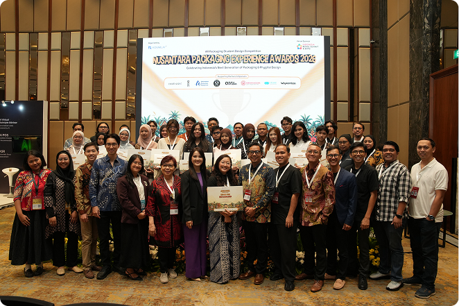 All finalists, category and top winners, HOVARLAY team, sponsors, judges and university representatives gathered on the Exhibitor Stage for the closing group photo, Indonesia Retail Summit & Expo, Jakarta, 27 August 2026.